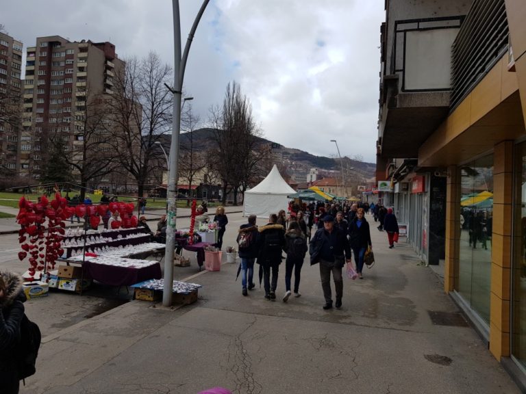 U Zenici brojni štandovi s cvijećem, najviše se prodaju karanfili (FOTO)