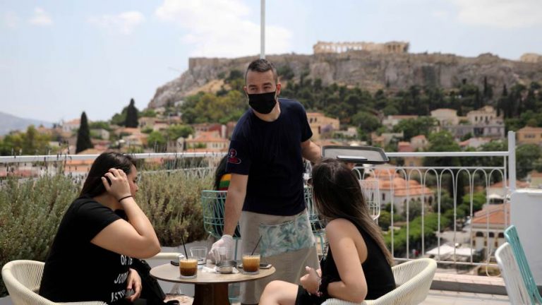 Grčka plaća smještaj zaraženim turistima