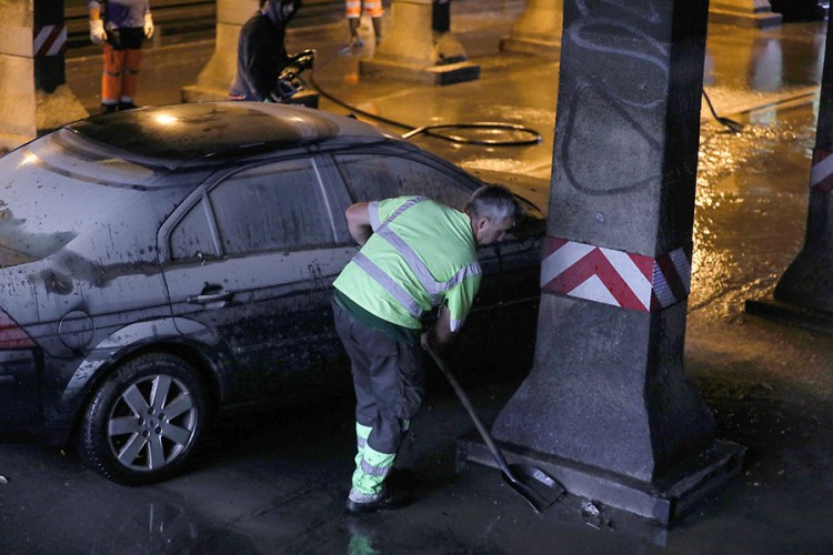 Šta uraditi kada vam obilne kiše poplave auto?