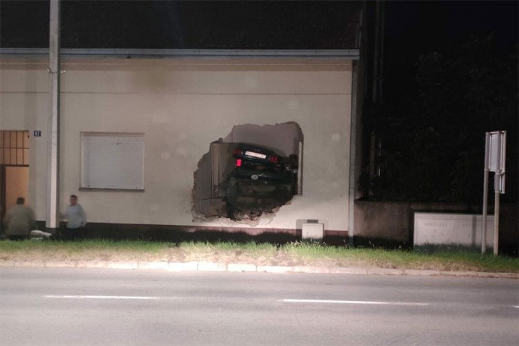 Zabio se automobilom u kuću i poginuo