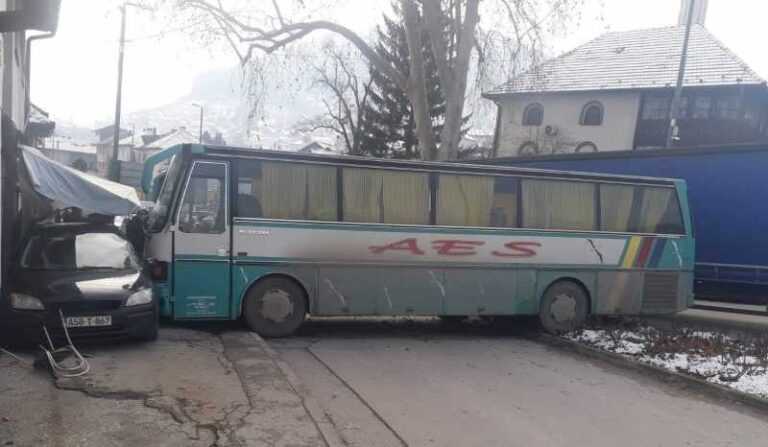 PREVOZIO DJECU: Školskom autobusu otkazale kočnice pa udario u trgovinu