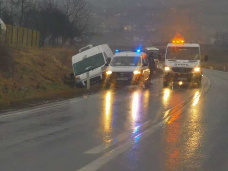 Nesreća na M-17 kod Zenice: Vozač kombija sletio s ceste (FOTO)