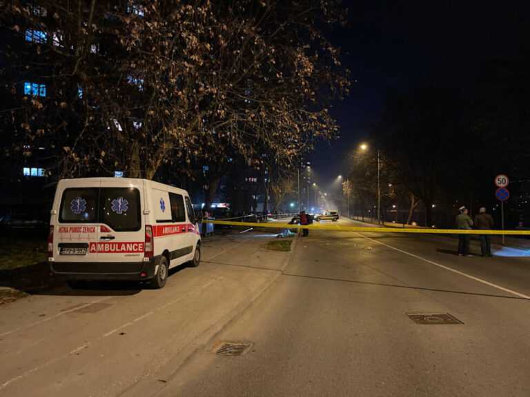 ZENICA | STRAVIČNE SCENE: Golfom pokupio uličnu rasvjetu i saobraćajni znak, obustavljen saobraćaj (FOTO-VIDEO)