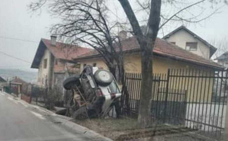 Saobraćajna nesreća, automobil završio u dvorištu kuće (FOTO)