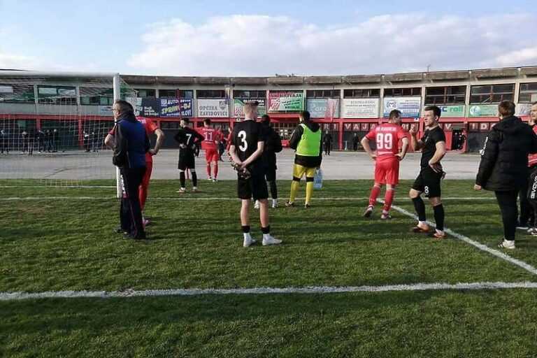 BJEŽALI I IGRAČI: Navijači Čelika upali na teren i prekinuli prijateljski meč protiv Krivaje (VIDEO)