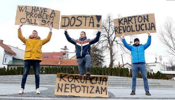 U Tuzli je zaživjela Karton revolucija: Vrijeme je da mladi počnu konkretno djelovati