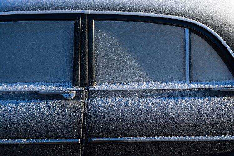 Zima i smrzavanje: Kako pomoći ako se ne mogu otvoriti vrata automobila?