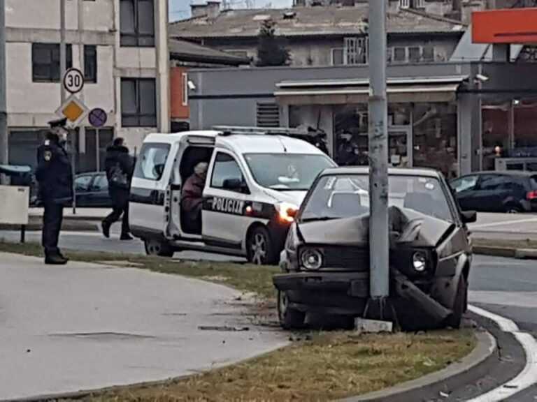 Nesreća u Zenici: Golfom se zabio u stub ulične rasvjete (FOTO)