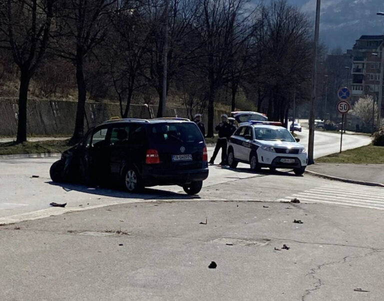 GOLF SLETIO SA PUTA: Nesreća u Zenici, povrijeđen vozač (FOTO)