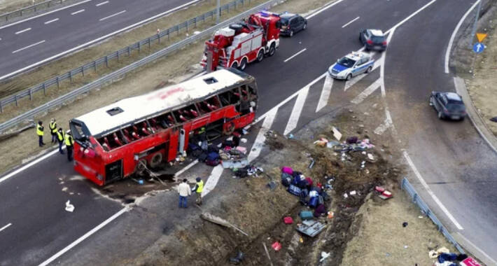 Autobus sletio u kanal, poginulo najmanje šest osoba