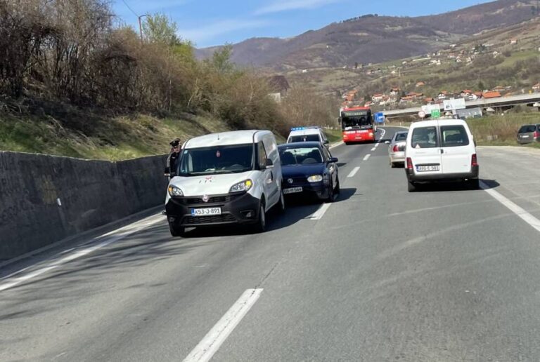 Nesreća na M-17 kod Zenice, policija na licu mjesta