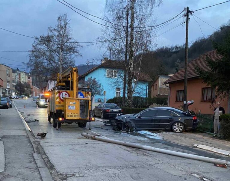 NESREĆA U ZENICI: Udario u banderu, auto se zapalilo, vatrogasci na licu mjesta… (FOTO)