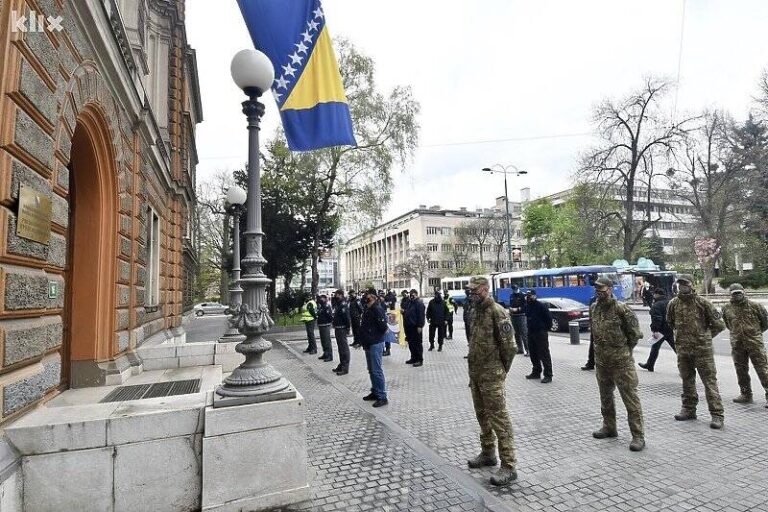 Protest policije ispred Predsjedništva BiH, traže veće plaće