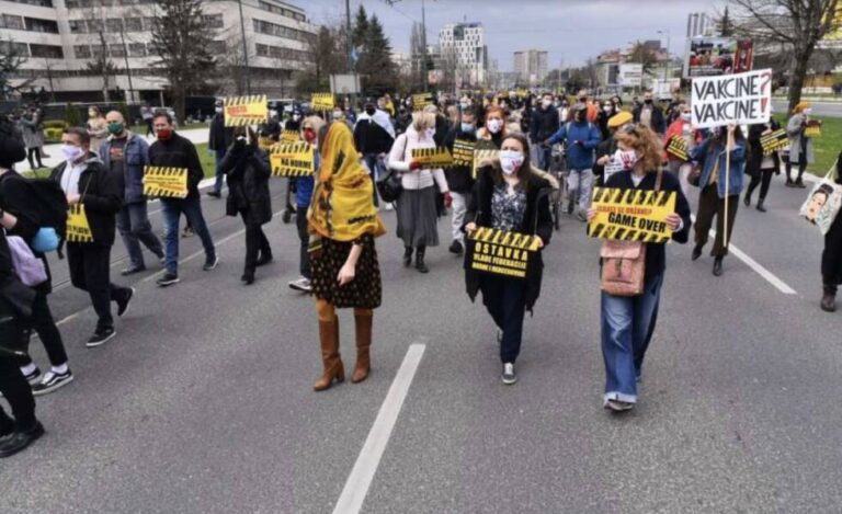 Poruka bh. političarima sa protesta u Sarajevu: Sklonite se, ima ko hoće!