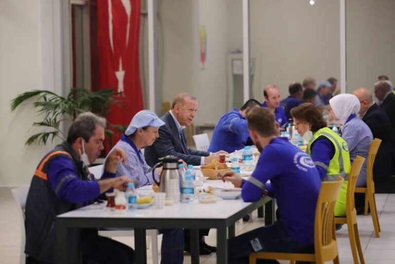 SVAKA ČAST: Erdogan na Praznik rada iftario zajedno sa radnicima u fabrici