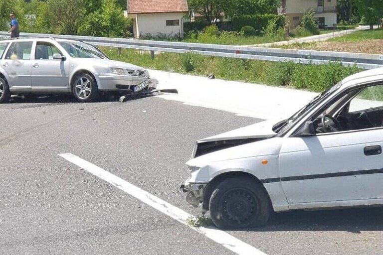 Sudar tri vozila na autoputu kod Visokog, povrijeđene dvije osobe