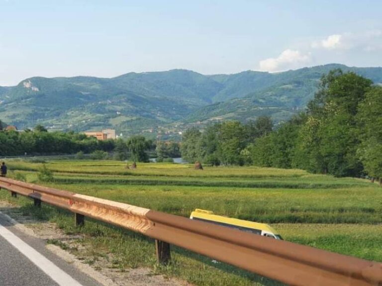 Drama kod Zenice: Sudar tri vozila, minibus sa radnicima sletio sa magistrale (FOTO)