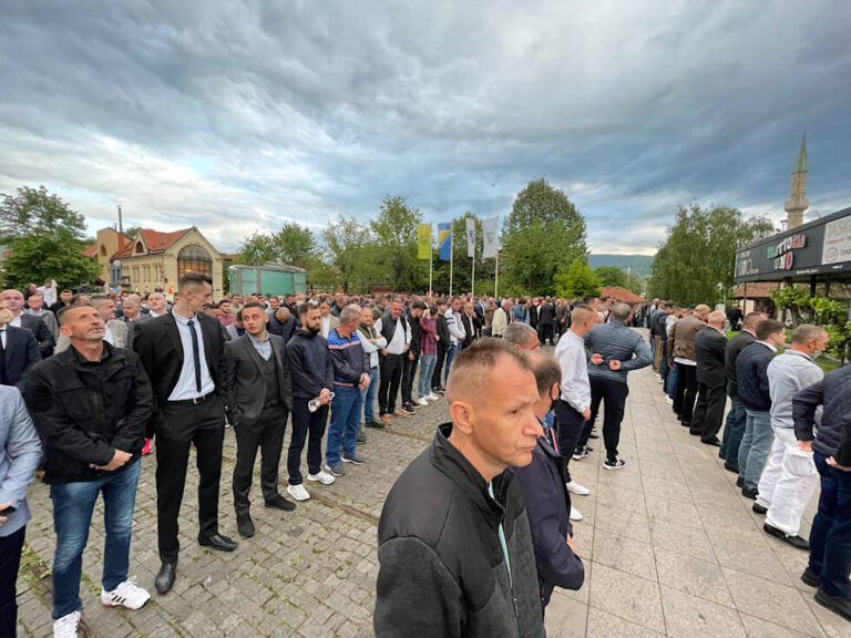 Bajram dođe, mirišu avlije: Brojni vjernici u Zenici klanjali bajram-namaz (FOTO)