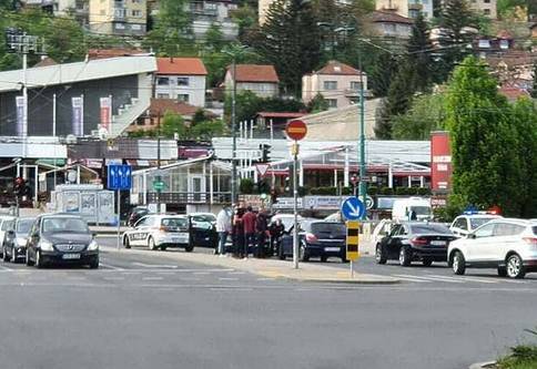 Zbog nesporazuma u saobraćaju potukli se vozači u centru Sarajeva