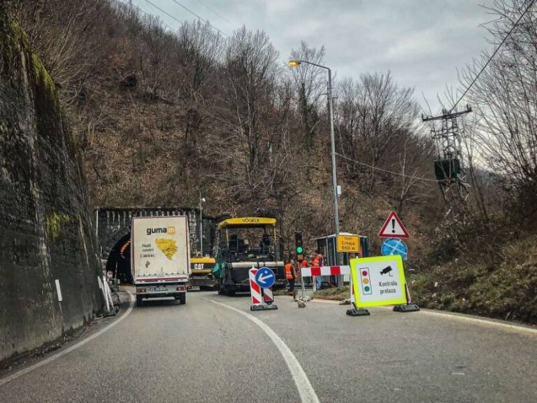 Jablaničani se žale: Na tunelu Crnaja čeka se i do sat, šta nas čeka tokom ljeta