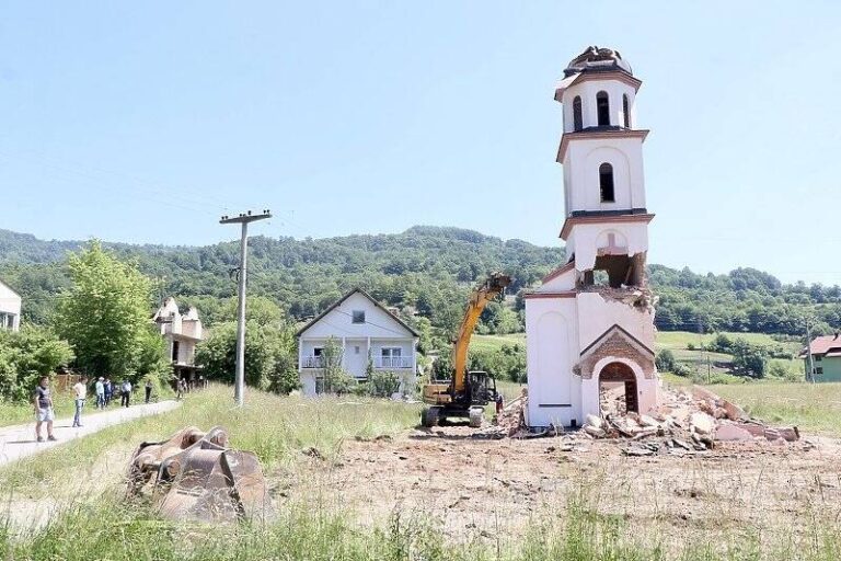 Vijest o uklanjanju crkve iz dvorište Fate Orlović odjeknula u svjetskim medijima