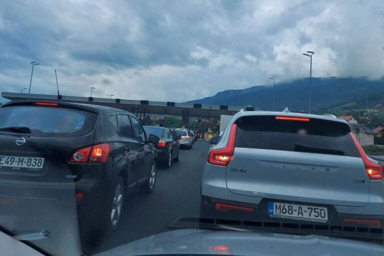 Zbog problema u sistemu ogromne gužve na naplatnoj rampi Zenica jug