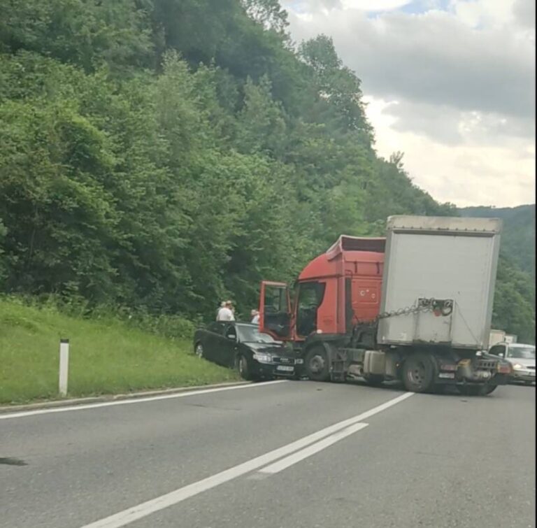 Nesreća na M-17 kod Zenice, sudarili se Audi i kamion