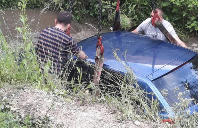 Teška nesreća: Audi od siline udara sletio u rijeku, u vozilu bilo i dijete