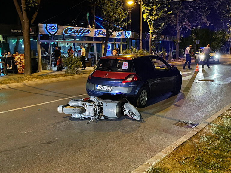 OBUSTAVLJEN SAOBRAĆAJ: Nesreća u centru Zenice, motociklista prevezen vozilom Hitne (FOTO)