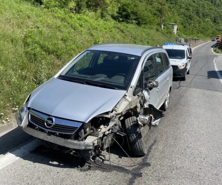 DRAMA KOD ZENICE: Vozač se onesvijestio, Zafira se zabila u zid (FOTO)