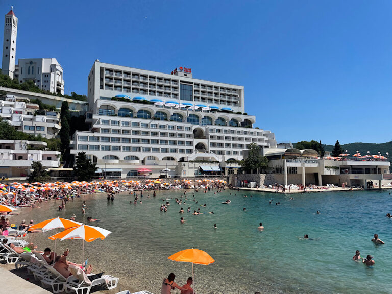 SPAS OD VRUĆINE: Na plažama u Neumu se traži slobodno mjesto (FOTO)