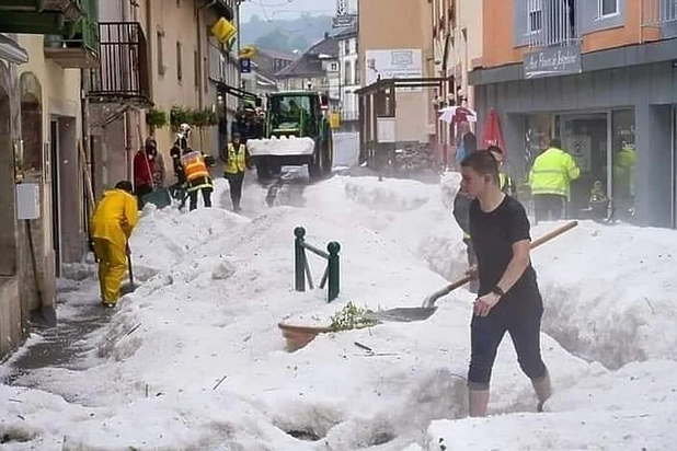 Nezapamćen grad pogodio Francusku: Građani lopatama i grtalicama čistili led s ulica