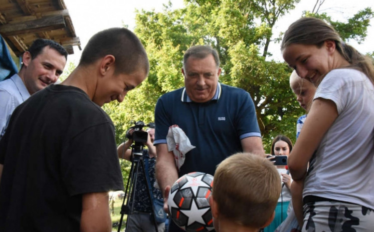 Milorad Dodik uručio traktor samohranom ocu petero djece