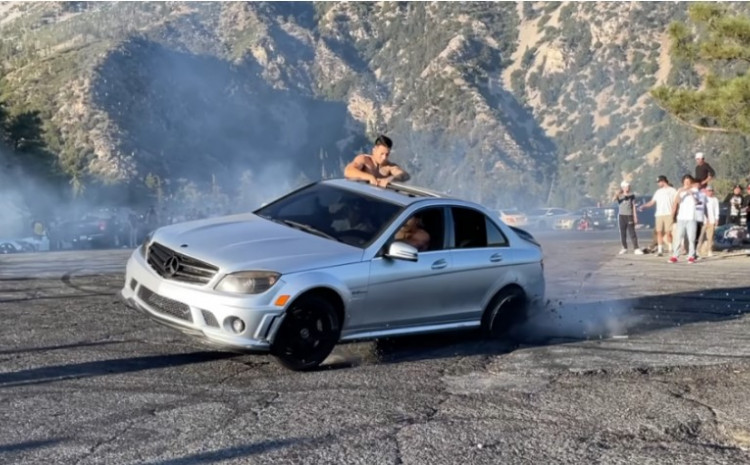 Pravio se važan na okupljanju ljubitelja automobila: “Palio” gume Mercedesa , pa mu pukla stražnja osovina