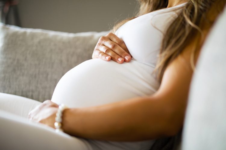 Trudnoća u doba pandemije: Može li COVID preći na bebu i da li dojiti