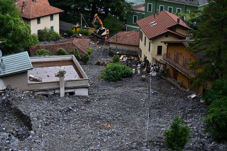 Snažna oluja pogodila Italiju: Blato guta automobile i ulazi u kuću