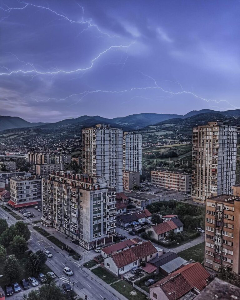 Zenicu rashladilo jako nevrijeme praćeno gradom (FOTO-VIDEO)