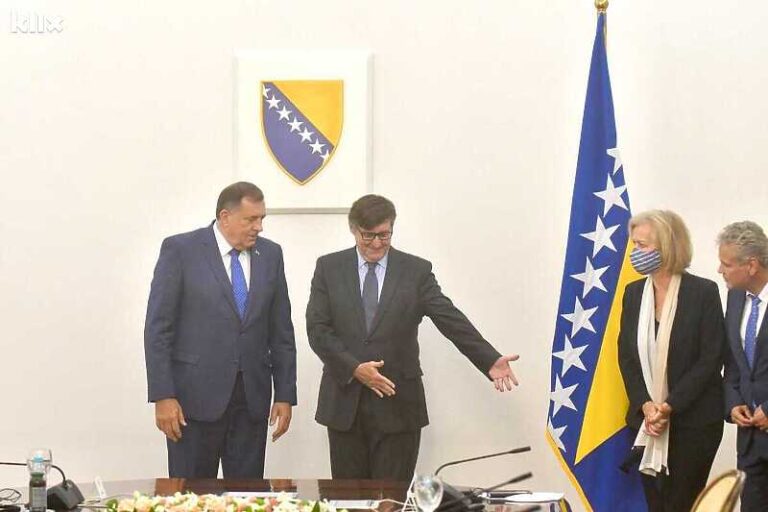 Dodik prilikom fotografisanja odbio stati pored zastave BiH