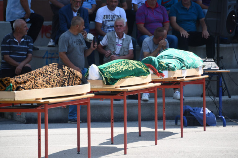 Begov Han danas najtužnije mjesto u BiH: Hiljade ljudi na dženazi poginulim mladićima (FOTO/VIDEO)