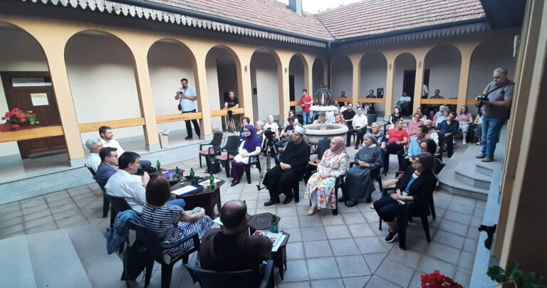 U Zenici održan četvrti od šest okruglih stolova u povodu proslave 800. obljetnice susreta sv. Franje Asiškog i sultana Malika al-Kamila, pod zajedničkim nazivom „Drama gostoprimstva“