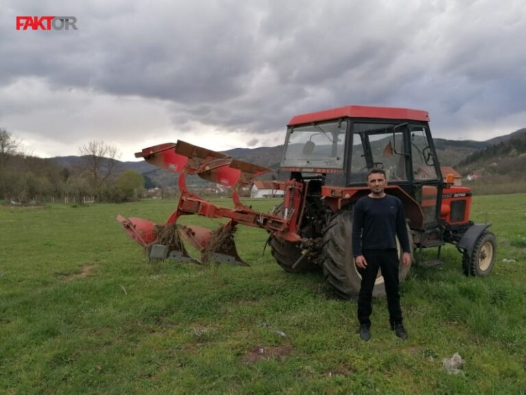 U prvoj smjeni Mujo Sofradžija načelnik, u drugoj radi u traktoru