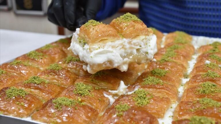 Bajramska sofra: Baklava sa slatkim kajmakom na dva načina