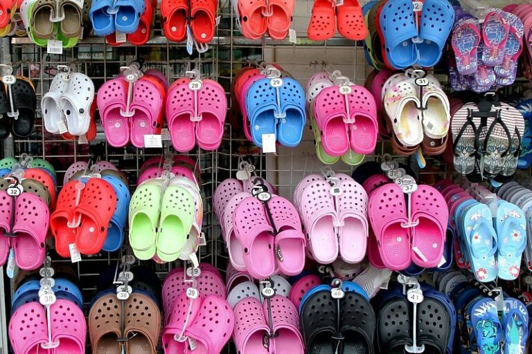 Crocs tuži 20 kompanija zbog navodnog kopiranja njihove popularne obuće