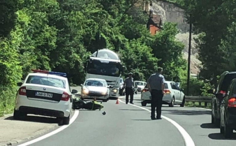 Nova tragedija na putevima u BiH: Motociklista izdahnuo na putu prema mostarskoj bolnici