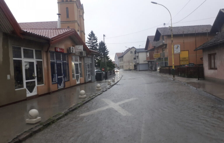 Građani ogorčeni zbog poplavljenih ulica u Žepču, problem nisu samo kiše, već i odvod