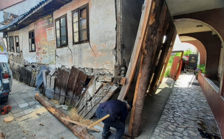 Ovo samo u Bosni ima: Kuća samo što se ne sruši, vlasnik drugog objekta je podupire