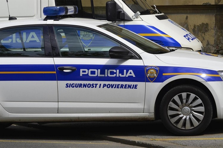 Zaustavljala ga policija, on ih izgurao sa ceste