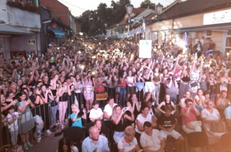 Počeo koncert Mahira Mulalića u Gračanici: Hiljade ljudi uglas pjevaju s pobjednikom “Zvezda Granda”