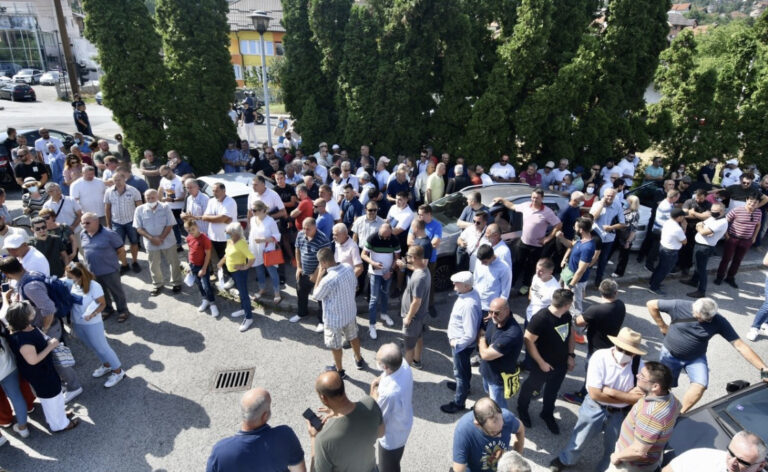 Protest grupe građana zbog hapšenja direktora OSA-e