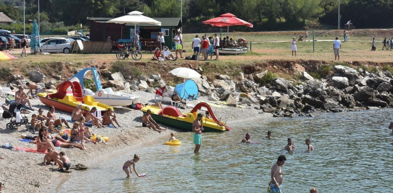 Uhapšen turista, fotografirao nagu djecu na plaži